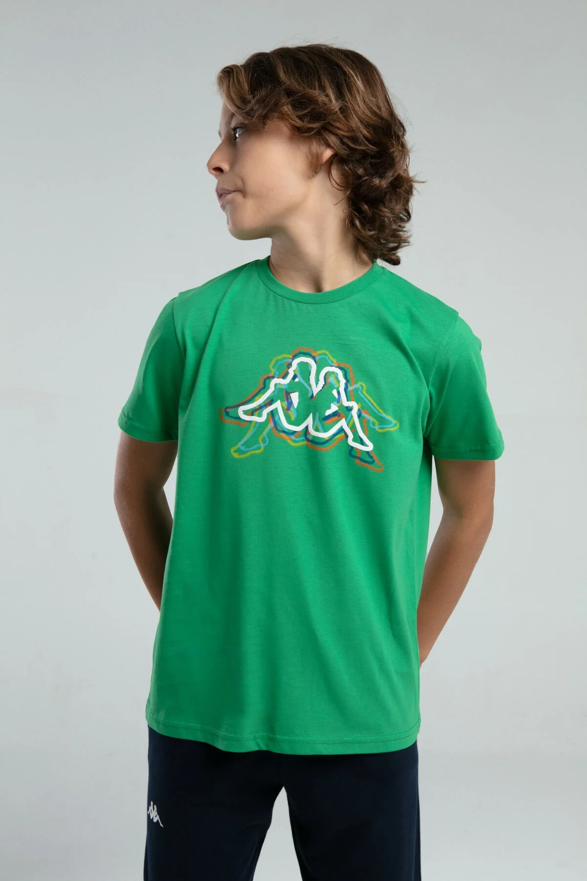 Yeşil Kappa erkek çocuk T-shirt, renkli logo, genç model ön görünüm, Arnetta markası, çocuk giyim