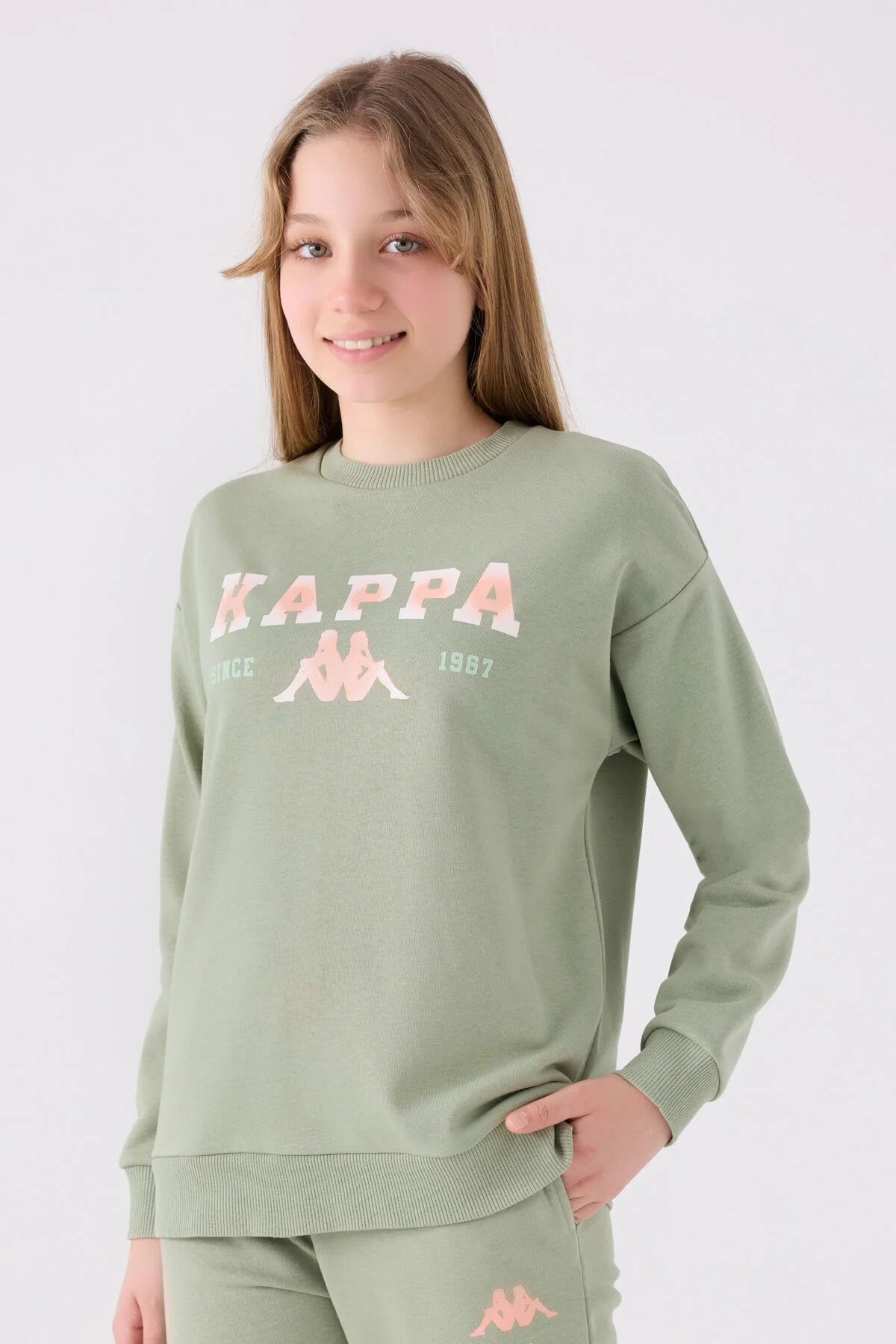 Kappa Kız Çocuk Haki Sweatshirt, ön görünüm, 1967 logosu, Arnetta marka, rahat kıyafet, genç kız modeli