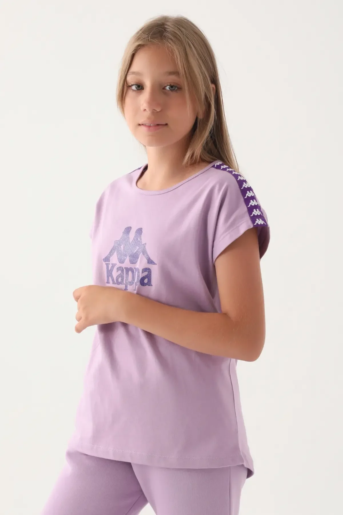 Mor Kappa kız çocuk T-shirt, ön görünüm, marka logosu, omuz detaylı, çocuk giyim, Arnetta markası, beyaz arka plan