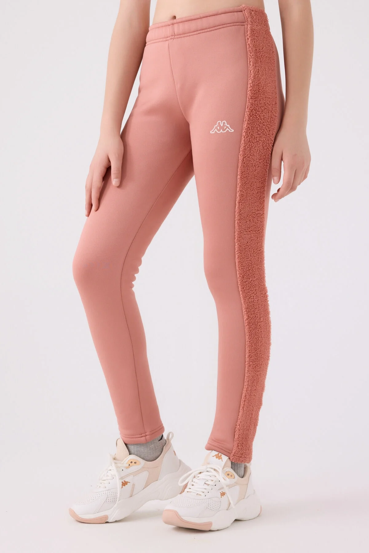 Kappa Kız Çocuk Pembe Eşofman Altı, yumuşak dokulu, kıyafet kenarları kürk detaylı, marka logosu ön ceket, çocuk iç giyim