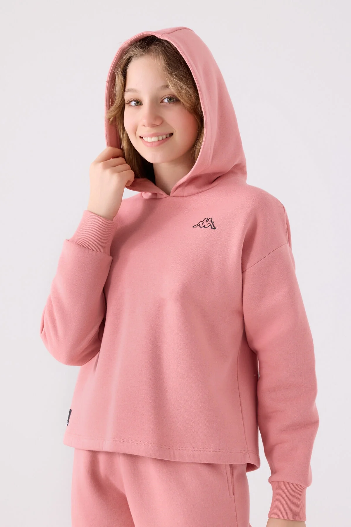 Kappa Kız Çocuk Pembe Sweatshirt, ön ve omuz detaylarıyla, Arnetta markası, hafif eğik pozisyonda, beyaz arka plan