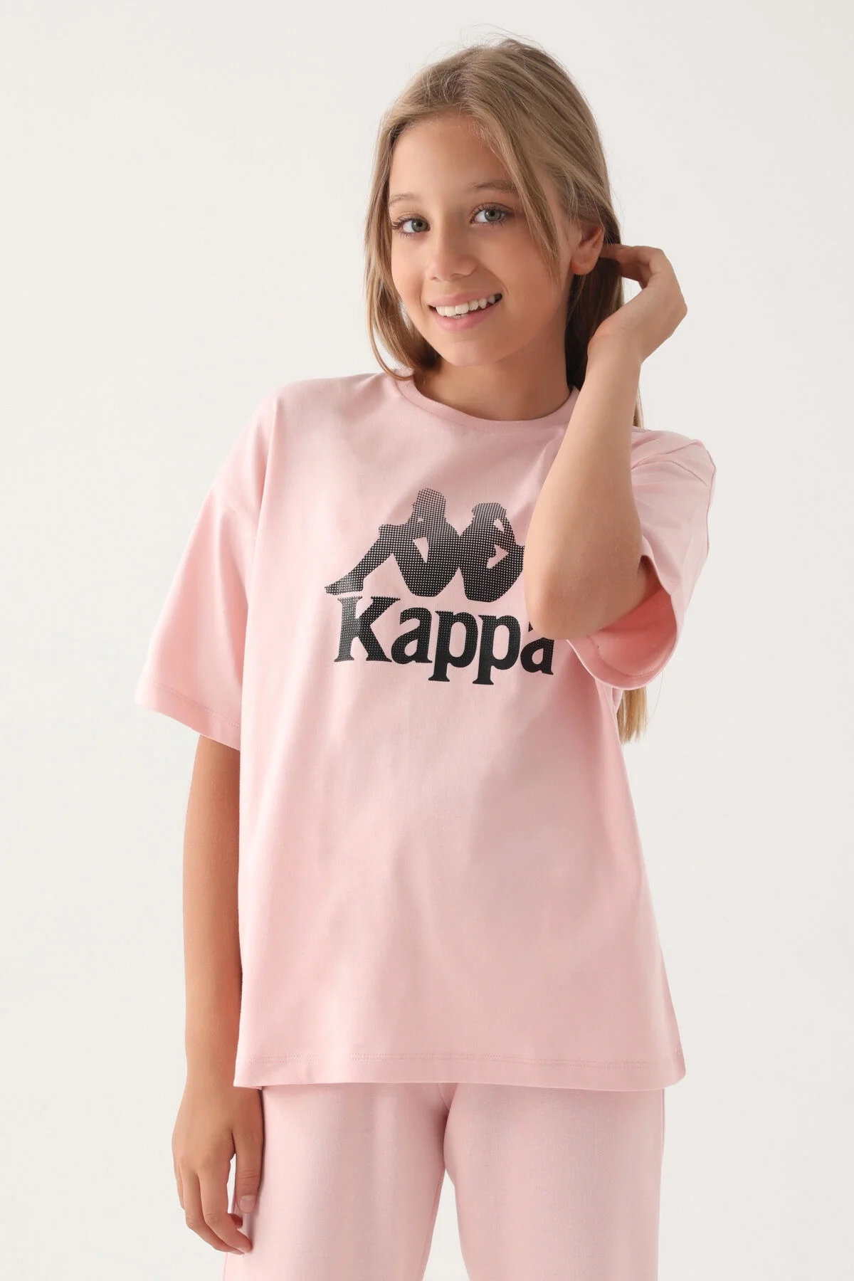 Kappa Kız Çocuk Pembe T-Shirt, Arnetta marka, büyük boy, ön logo, beyaz arka plan, model giyim