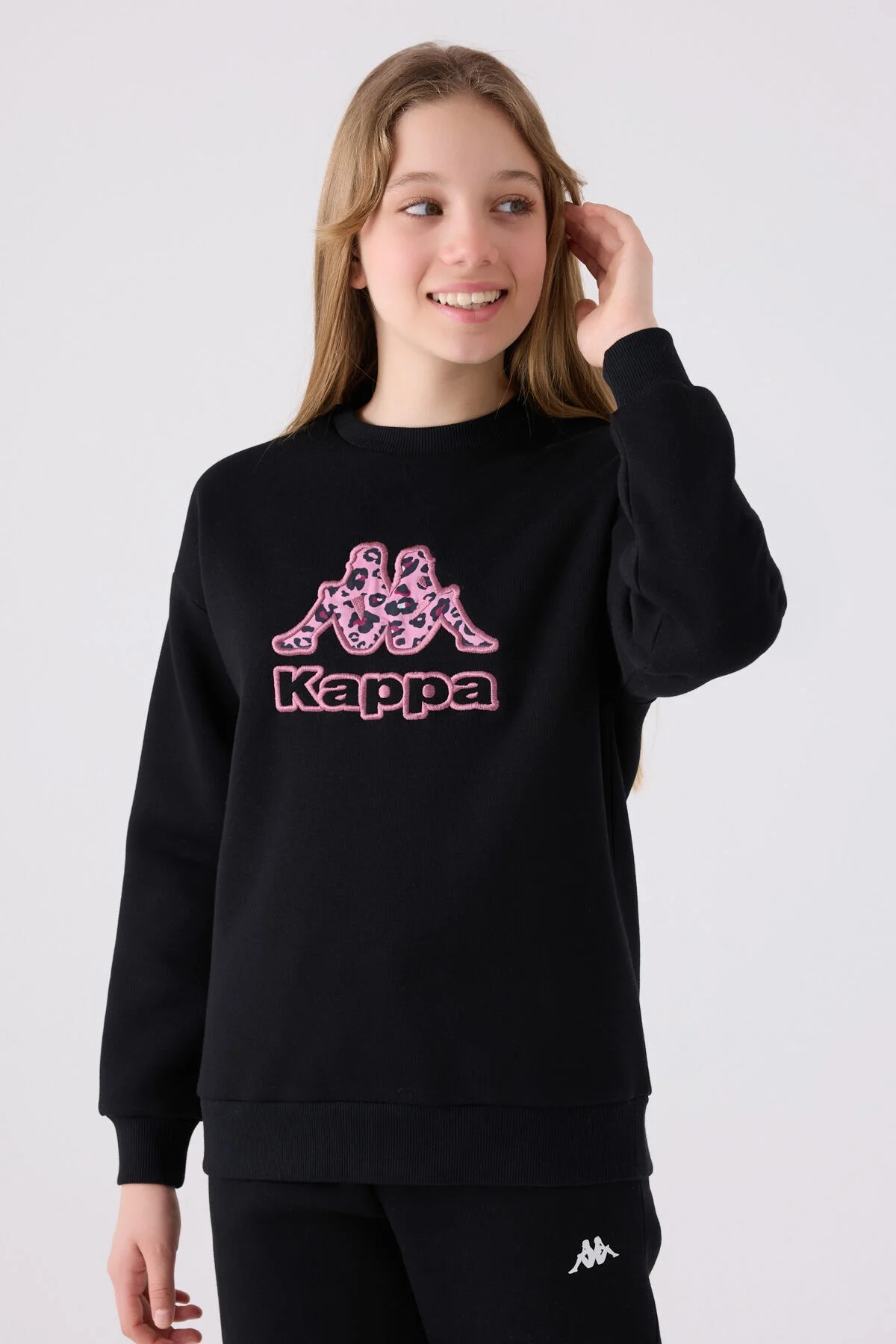 Kappa Kız Çocuk Siyah Sweatshirt, leopar desenli pembe Kappa logosu, Arnetta markası, genç kız modeli, beyaz arka plan