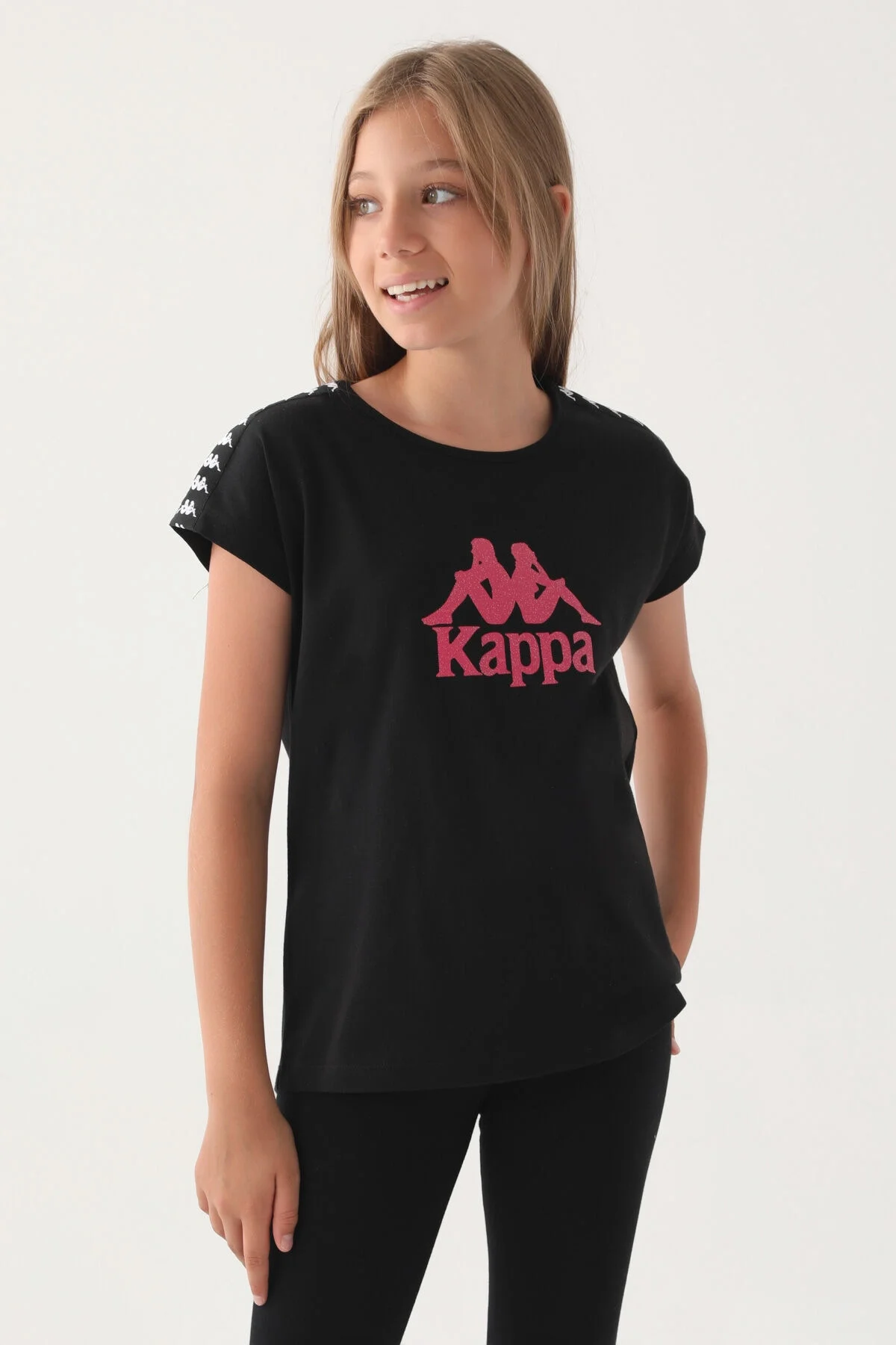 Kappa Kız Çocuk Siyah T-Shirt, ön görünümde parlak pembe logo ve omuz detayları, Arnetta markası, çocuk giyim