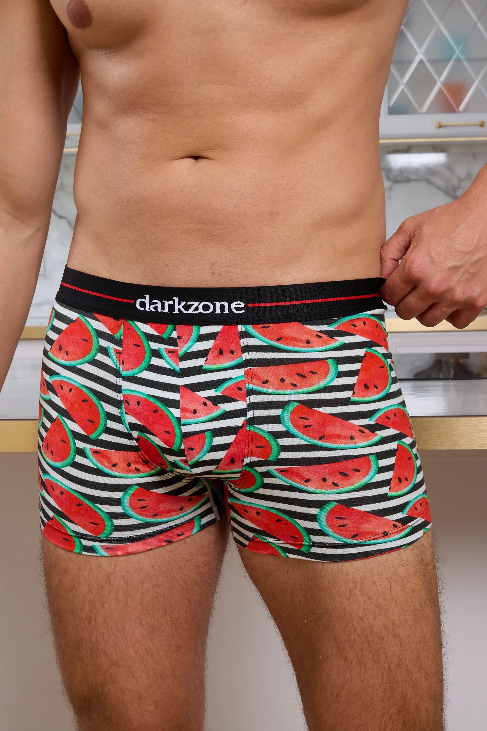 Karpuz desenli dijital baskılı Darkzone Boxer, siyah beyaz şeritli, erkek iç giyim, model ön görünümü, modern mutfak arka planında