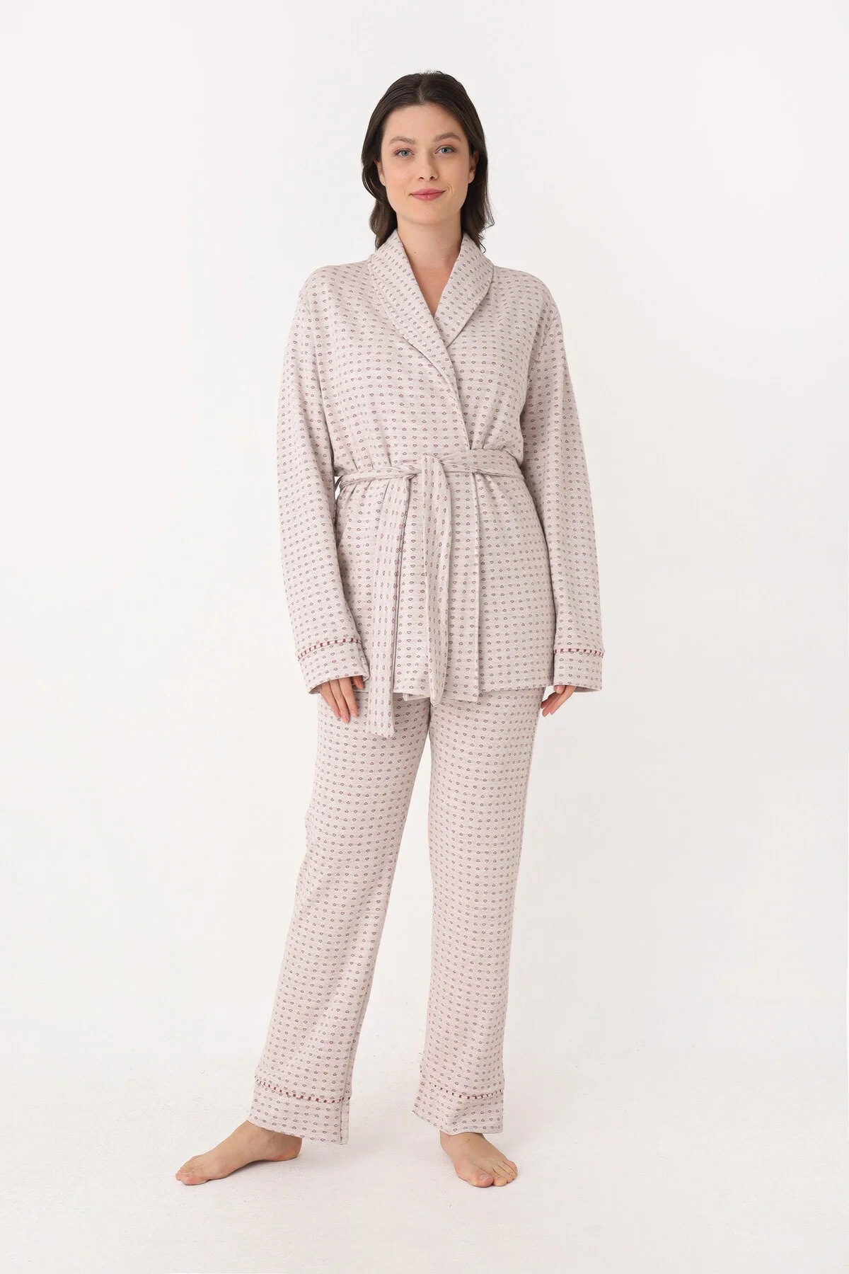Kırmızı desenli pijama takım, Nbb marka kadın pijama, rahat kumaş, bel çevresiyle bağlanabilir, oturma pozunda model