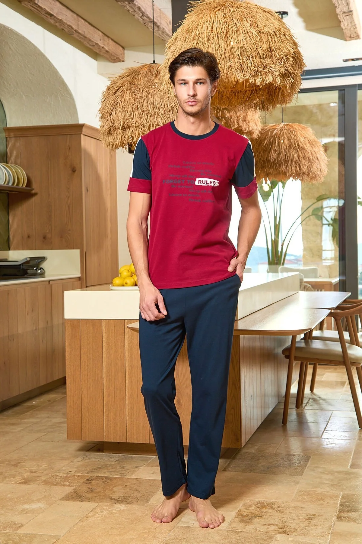 Kısa kol erkek pijama takımı, Cossy By Aqua markası, gri ve koyu gri desenli, günlük rahat giyim, modern ev içi arka plan