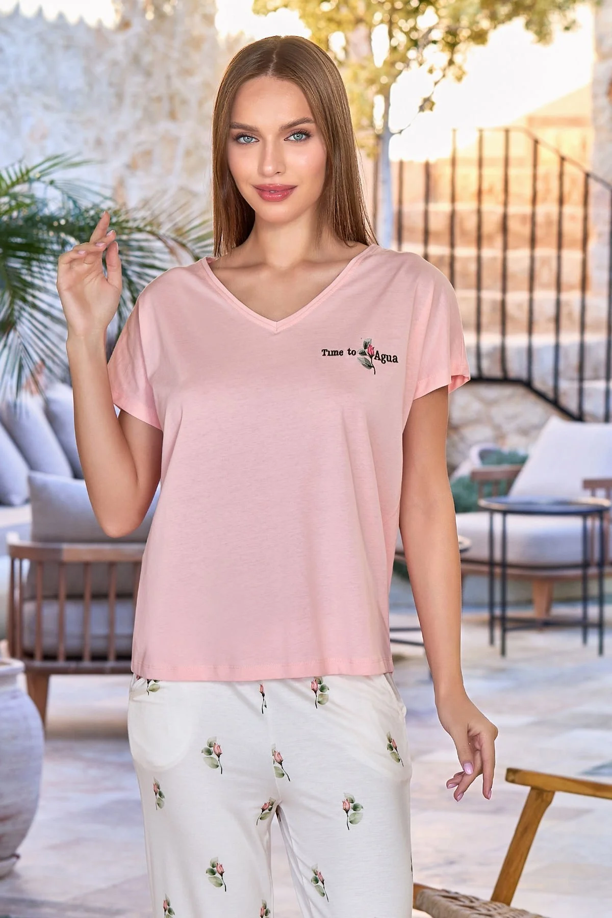 Pembe kısa kollu üst ve beyaz çiçek desenli kapri pijama takımı, Cossy By Aqua markası, kadın pijama seti