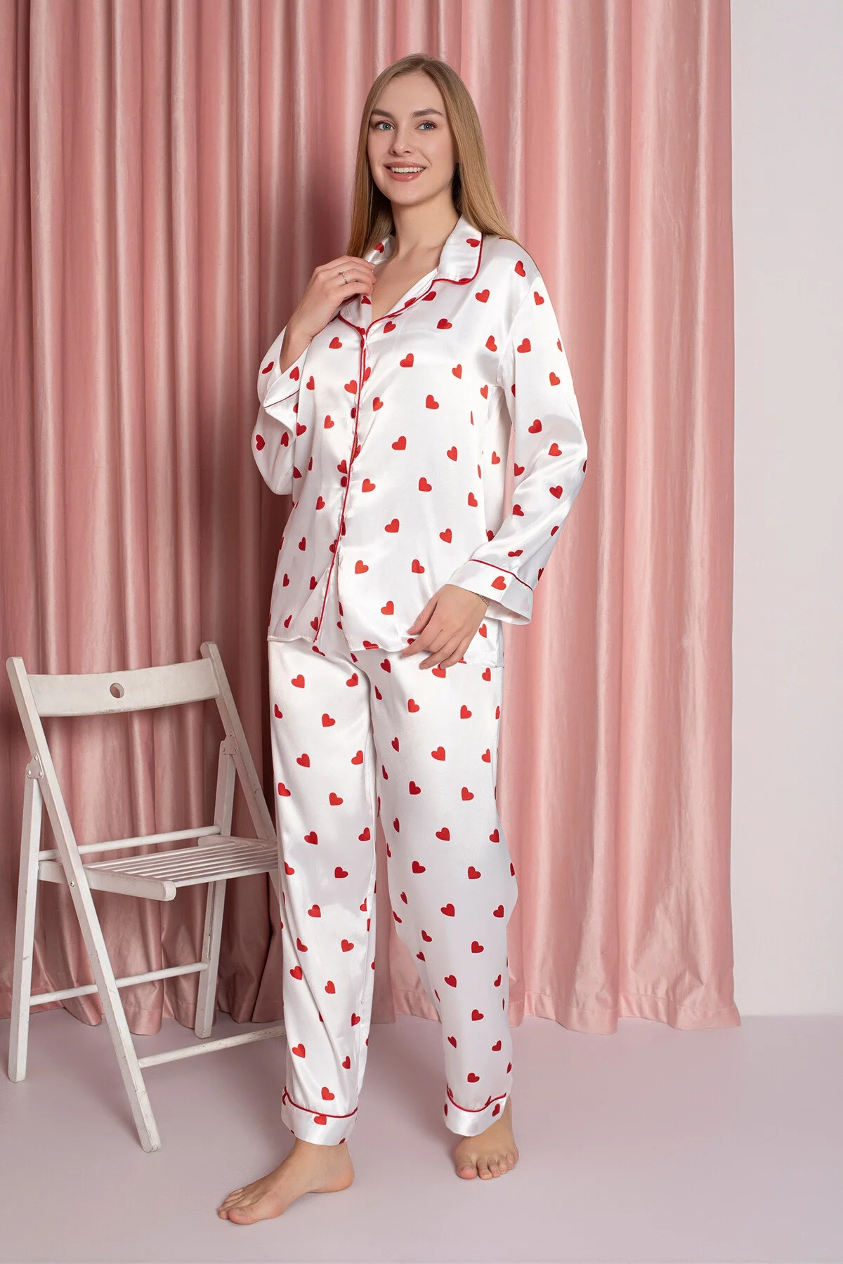 Krem saten pijama takımı, kırmızı kalp desenli, Nbb marka, kadın pijama seti, rahat uyku giysisi, model ön görünüm