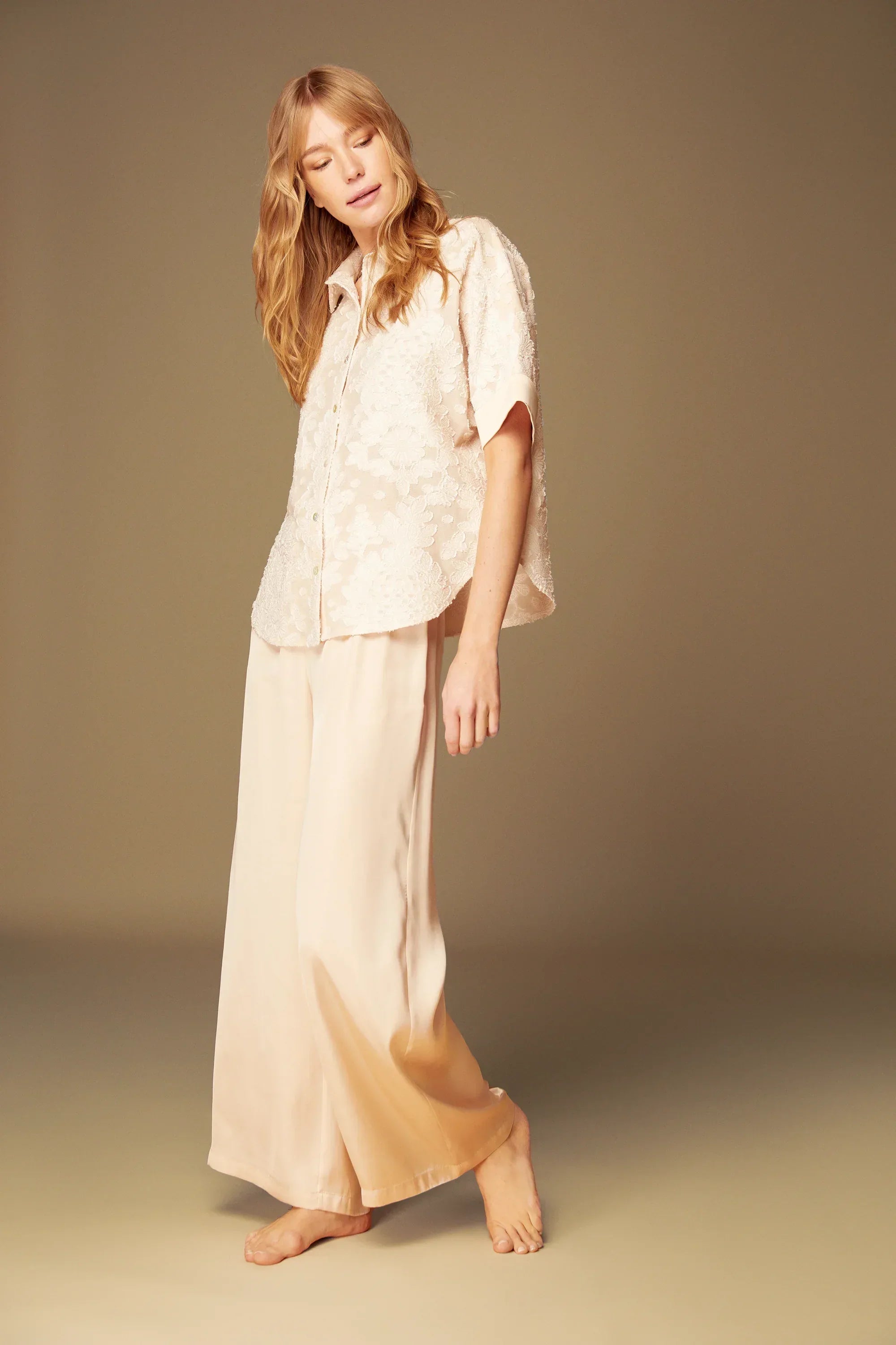 Kremrengi Çiçek İşlemeli Kısa Kollu Saten Pijama Takımı 1526