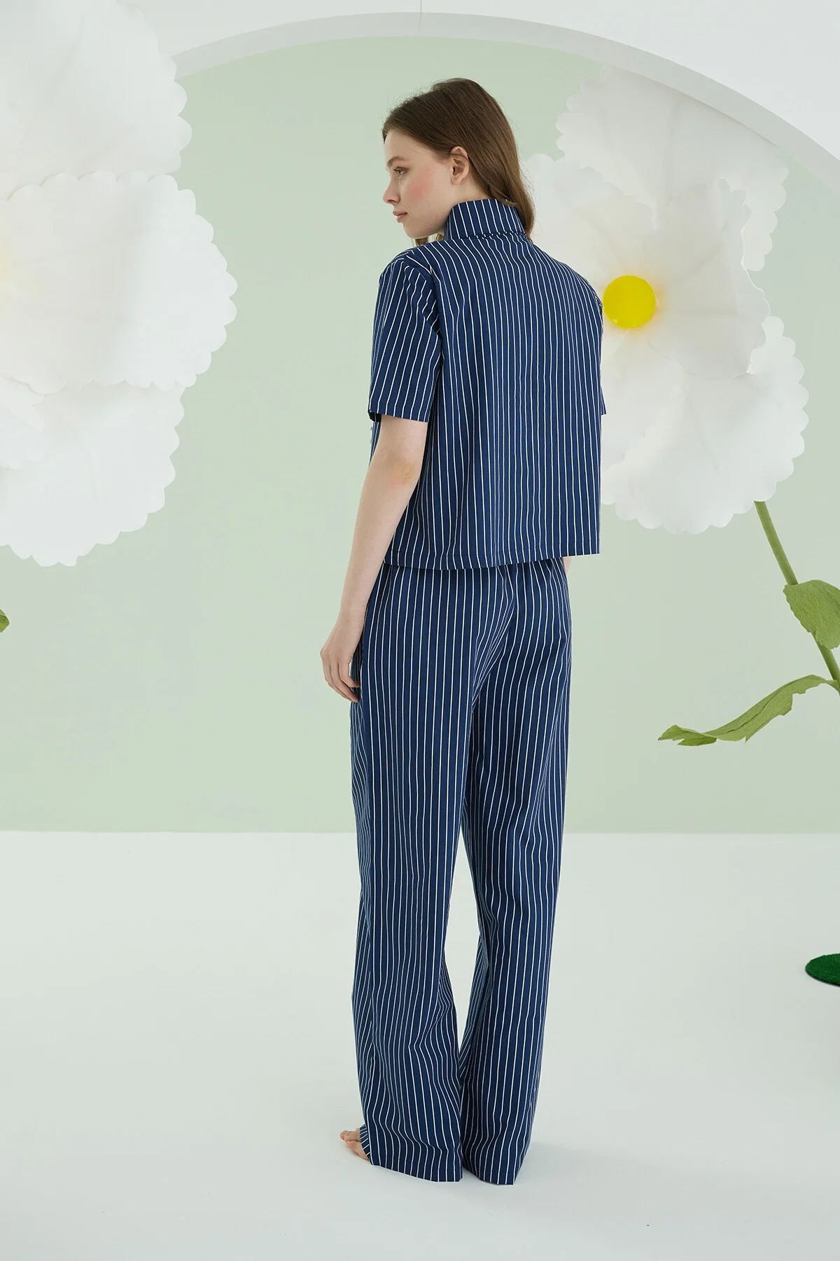 Lacivert kurdele önden düğmeli pijama takım, Nbb marka kadın pijama, dikey çizgili ve beyaz düğmeli, model ön görünüm
