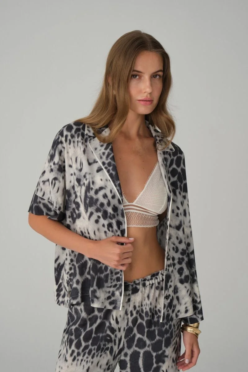 Leopard desenli vegan ipek pijama takımının tam boy ön görünümü, Pierre Cardin markası, LX.26131 modeli, krem ve siyah tonlarda