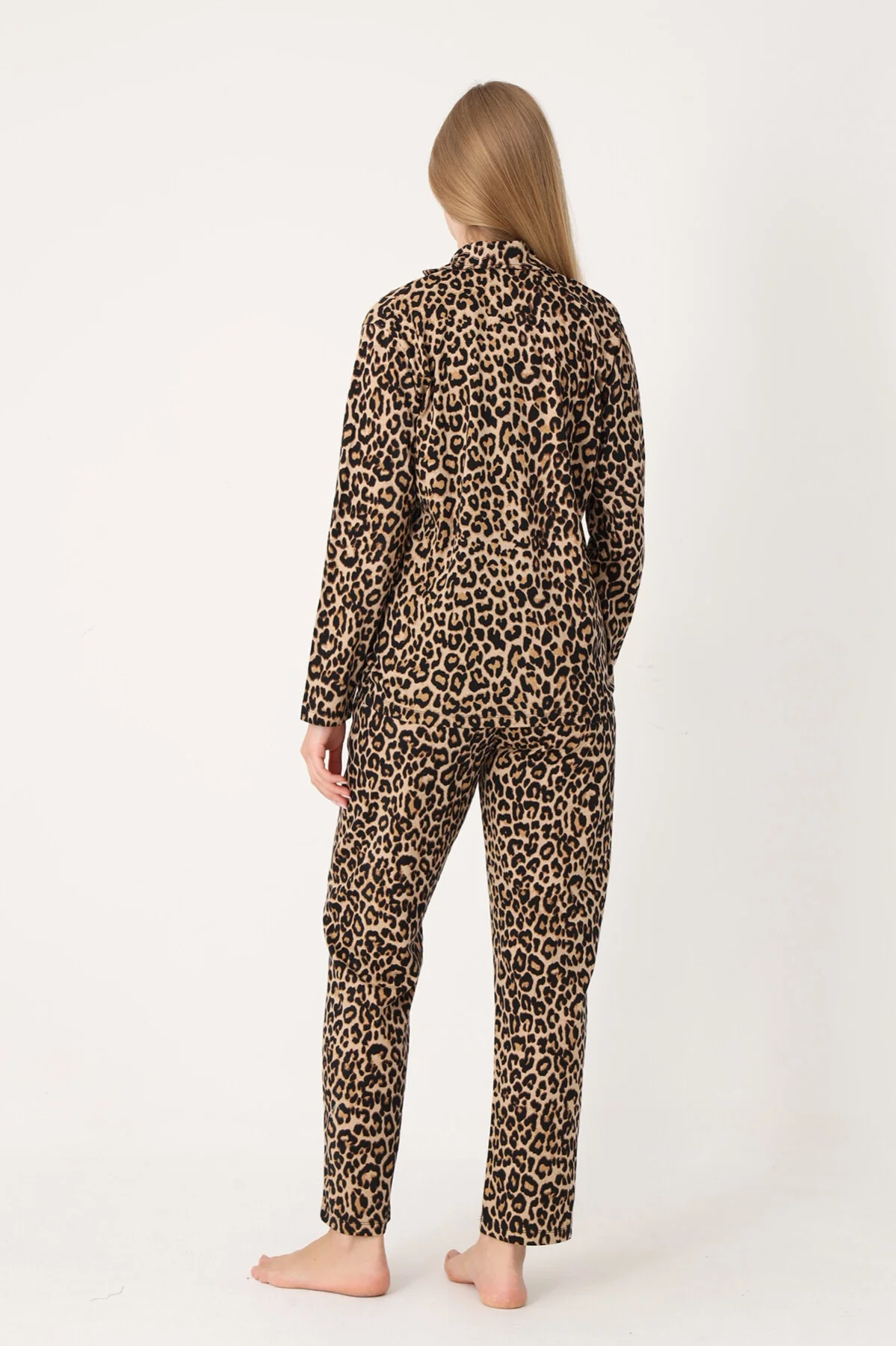 Leopar desenli ön düğmeli pijama takım, Nbb marka kadın pijama, kahverengi ve siyah leopar desenli, tam vücut görünümü