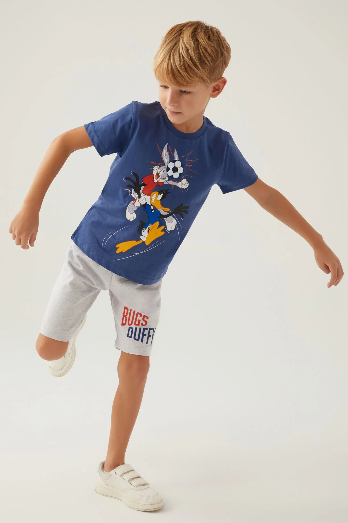 Mavi Looney Tunes desenli erkek çocuk Bermuda takım, Arnetta markası, spor ve günlük giyim için ideal
