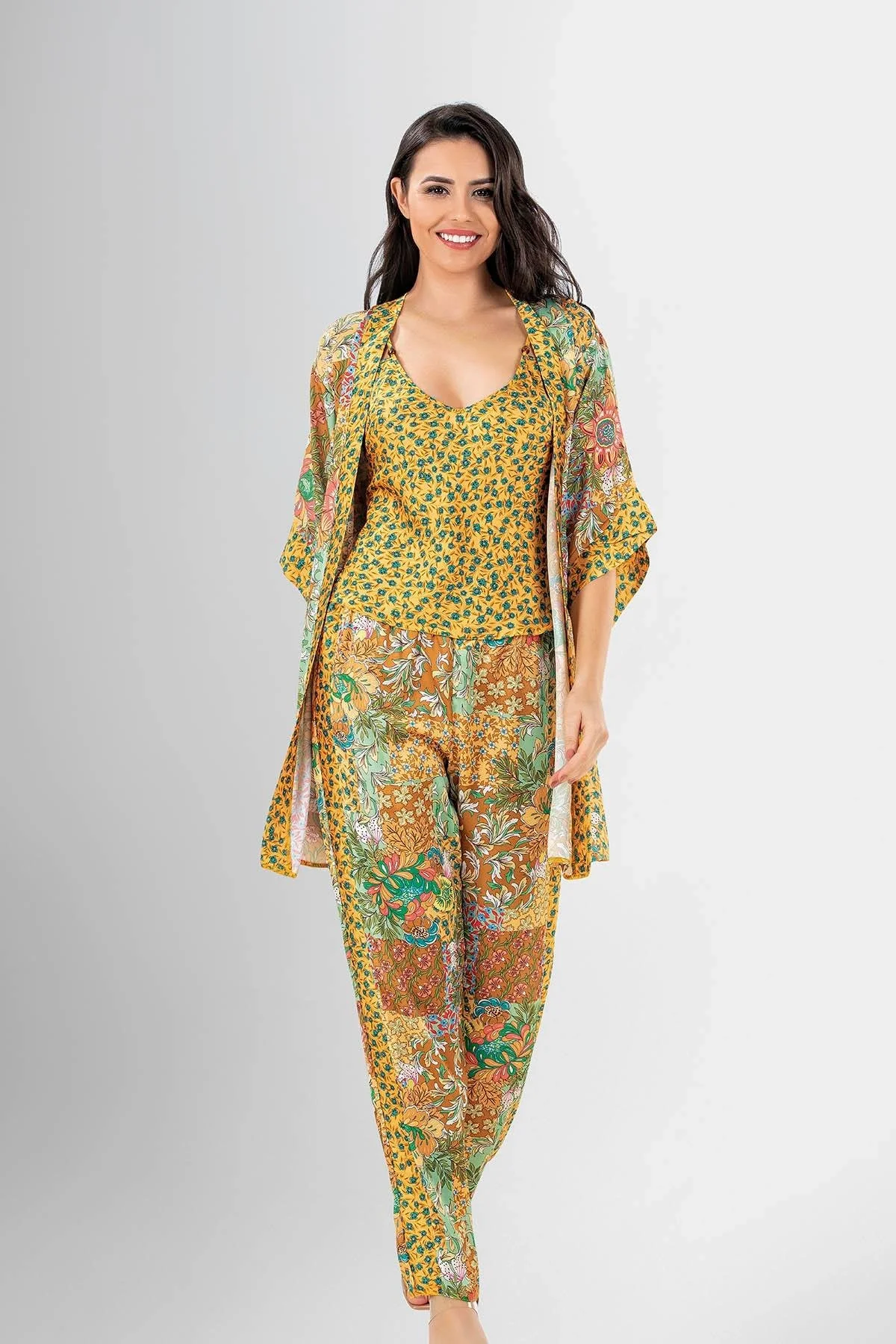 Ahu Loriva 3'lü Pijama Takımı, desenli yeşil ve sarı tonlarda, kadın pijama takımı ön ve yan görünümü