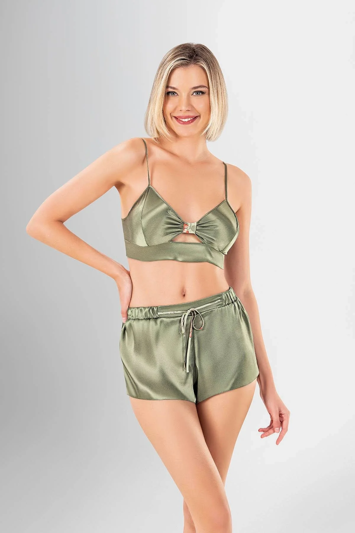 Ahu Loriva 3'lü Şort Takımı, yeşil desenli kadın iç giyim seti, floral motifli kısa pantolon ve üst detaylı kıyafet