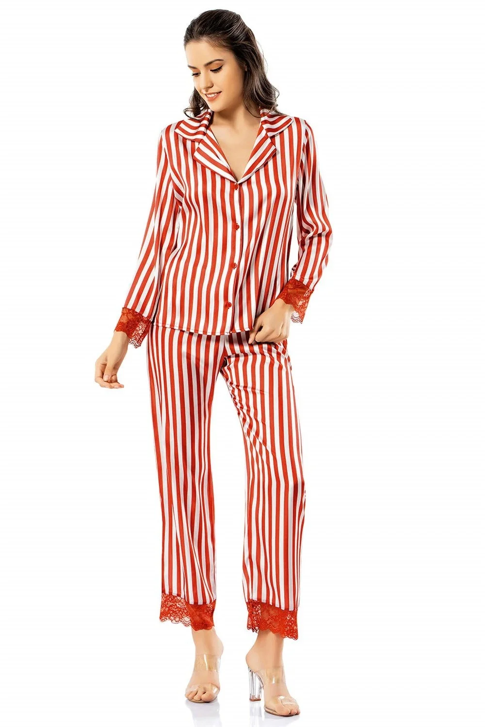 Ahu marka Loriva çizgili kiremit ikili saten gecelik pijama takımı, kırmızı beyaz dikey çizgili, dantel detaylı kadın pijama