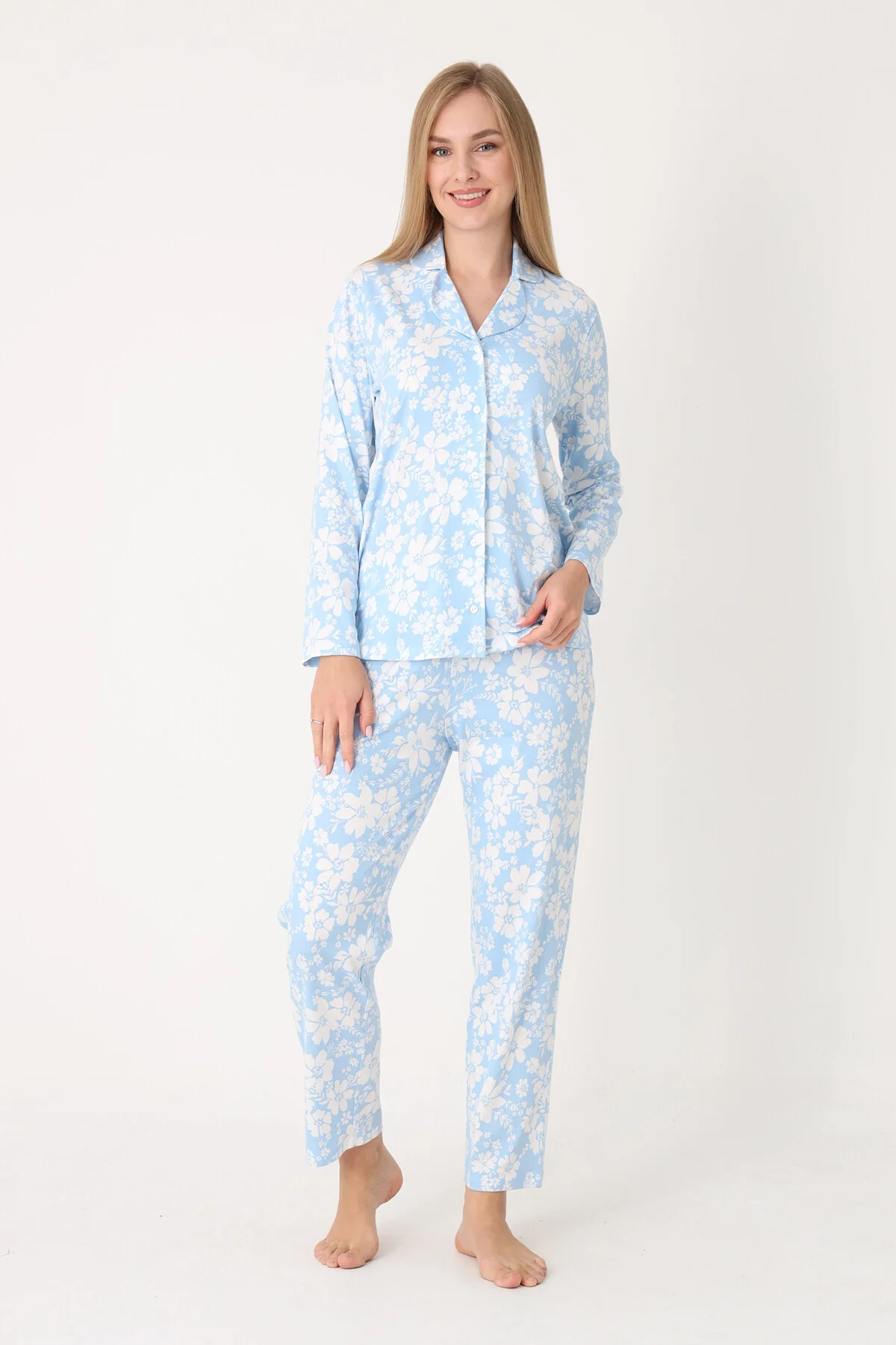 Mavi çiçek desenli önden düğmeli pijama takımı, Nbb marka kadın pijama, rahat ve şık uyku giysisi