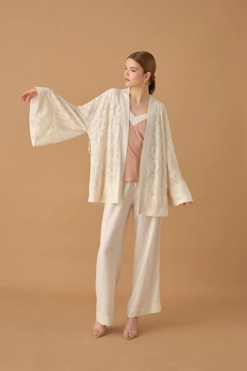 Neutral tonlu dantelli kimono ve geniş pantolonlu NICOLE pijama takımı, Pierre Cardin markası, kadın iç giyim