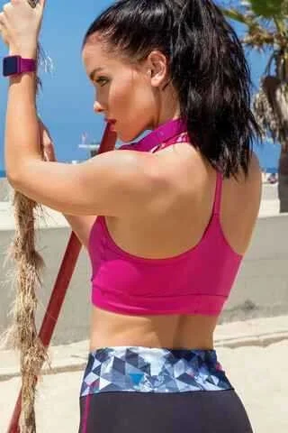 Pembe sporcu atlet üstü, Yeni İnci marka kadın fitness giysisi, spor pozunda ön görünüm, dantel detaylı, dövüş pozunda