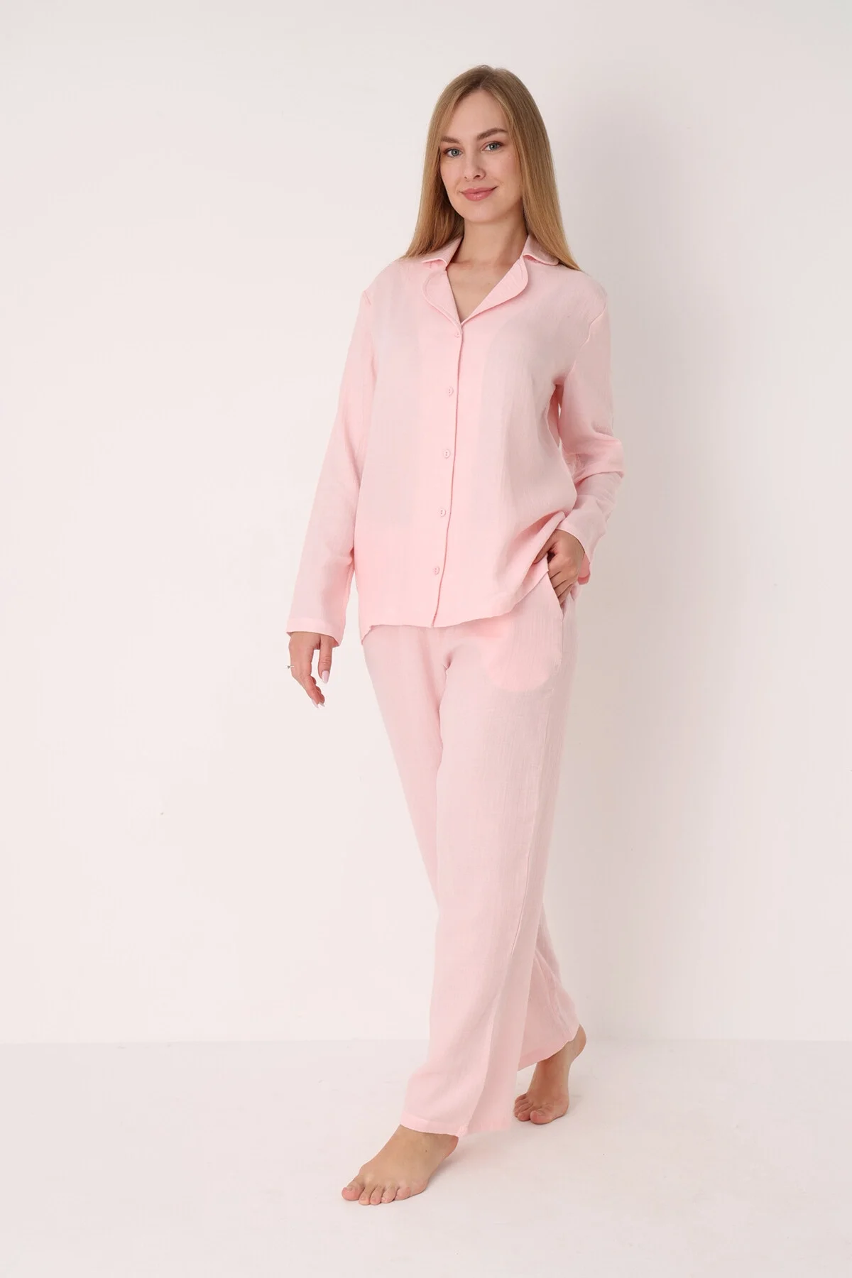 Pembe straight ön düğmeli pijama takım, Nbb marka kadın pijama, rahat ve zarif model, beyaz arka plan
