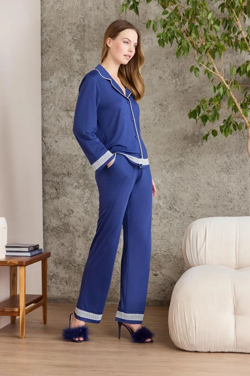 Lacivert dantelli pijama takımı, Pierre Cardin markası, kadın pijama seti, dantel detaylı uzun kollu üst ve pantolon, rahat ve lüks iç giyim