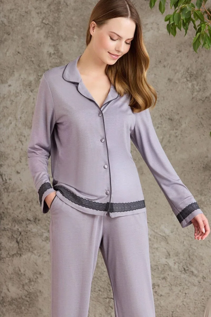 Lavanta rengi dantelli pijama takımını giyen kadın, Pierre Cardin markası, modern yatak odası arka planında