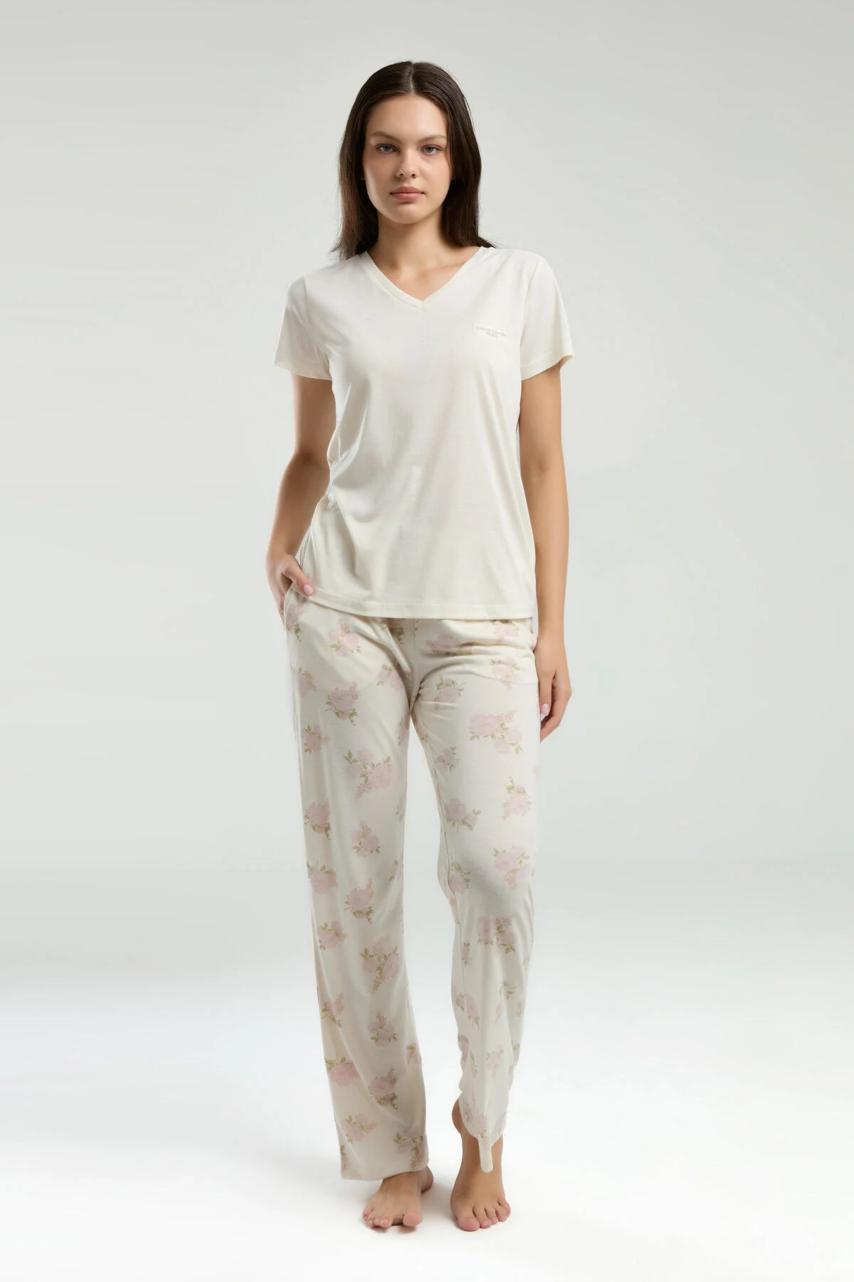 Pierre Cardin beyaz pijama takımı, kadın iç giyim, floral desenli pantolon, V-yaka üst, Arnetta markası, rahat uyku seti