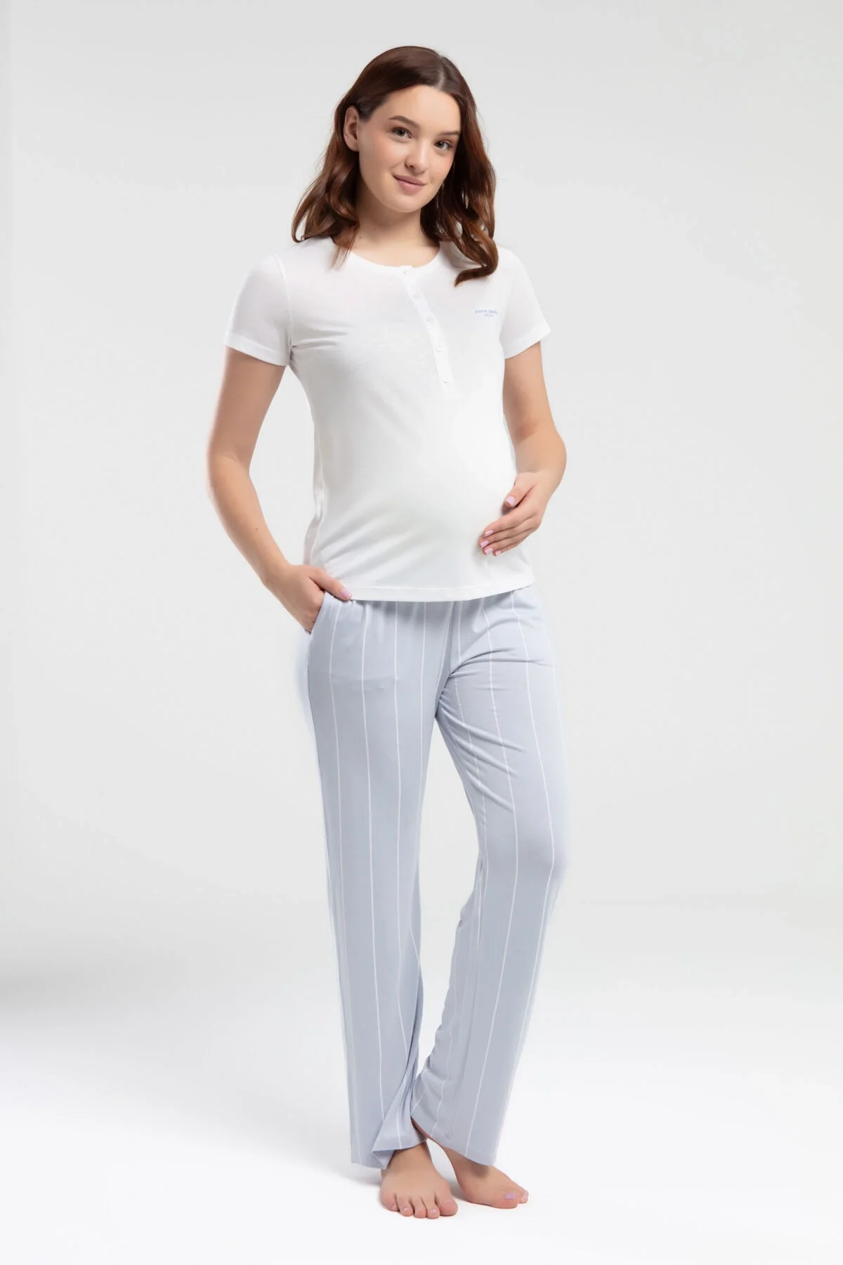 Pierre Cardin kadın beyaz pijama takımı, ince çizgili pantolon ve yaka detaylı üst, rahat gece giyimi