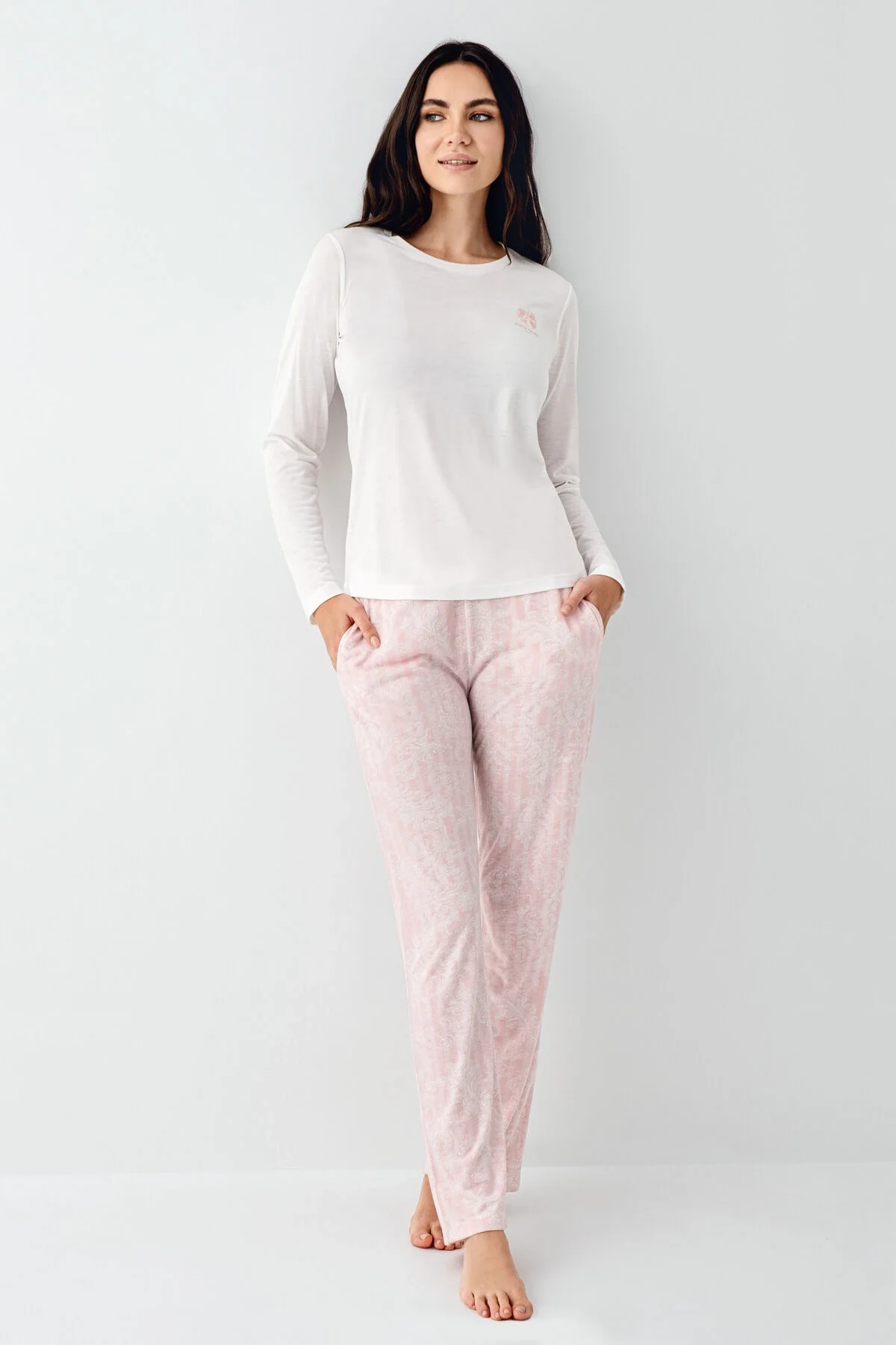 Pierre Cardin kadın beyaz ve pembe desenli pijama takımı, uzun kollu üst ve uzun pantolon, rahat uyku giyimi