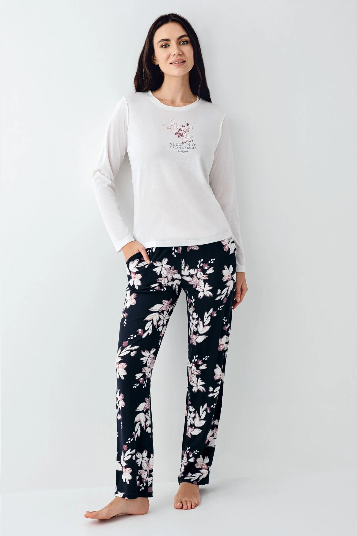Pierre Cardin kadın beyaz pijama takımı, çiçek desenli siyah pantolon ve yazlık üst, Arnetta markası, rahat uyku iç giyimi