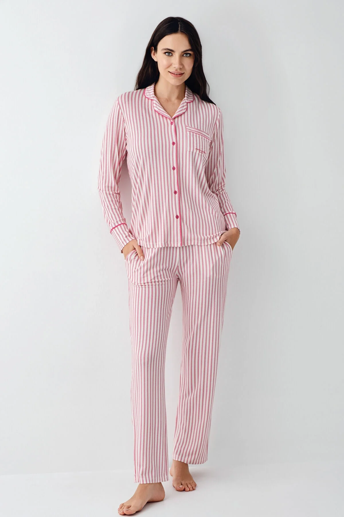 Pierre Cardin kadının bordo şeritli pijama takım seti, uzun kollu gömlek ve pantolon, Arnetta markası, kadın pijama takımı