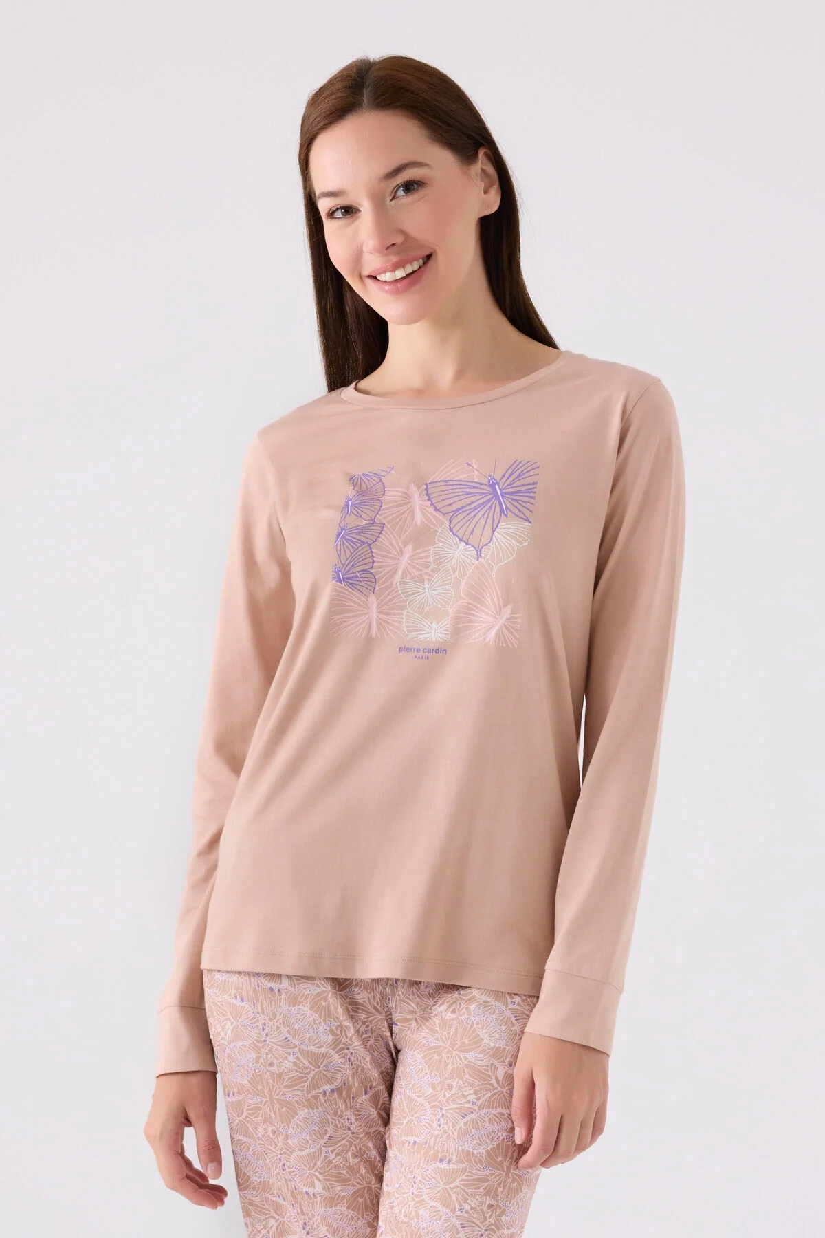 Kahverengi Pierre Cardin kadın pijama takımı, uzun kollu üst ve desenli pantolon, Arnetta markası, rahat uyku iç giyimi