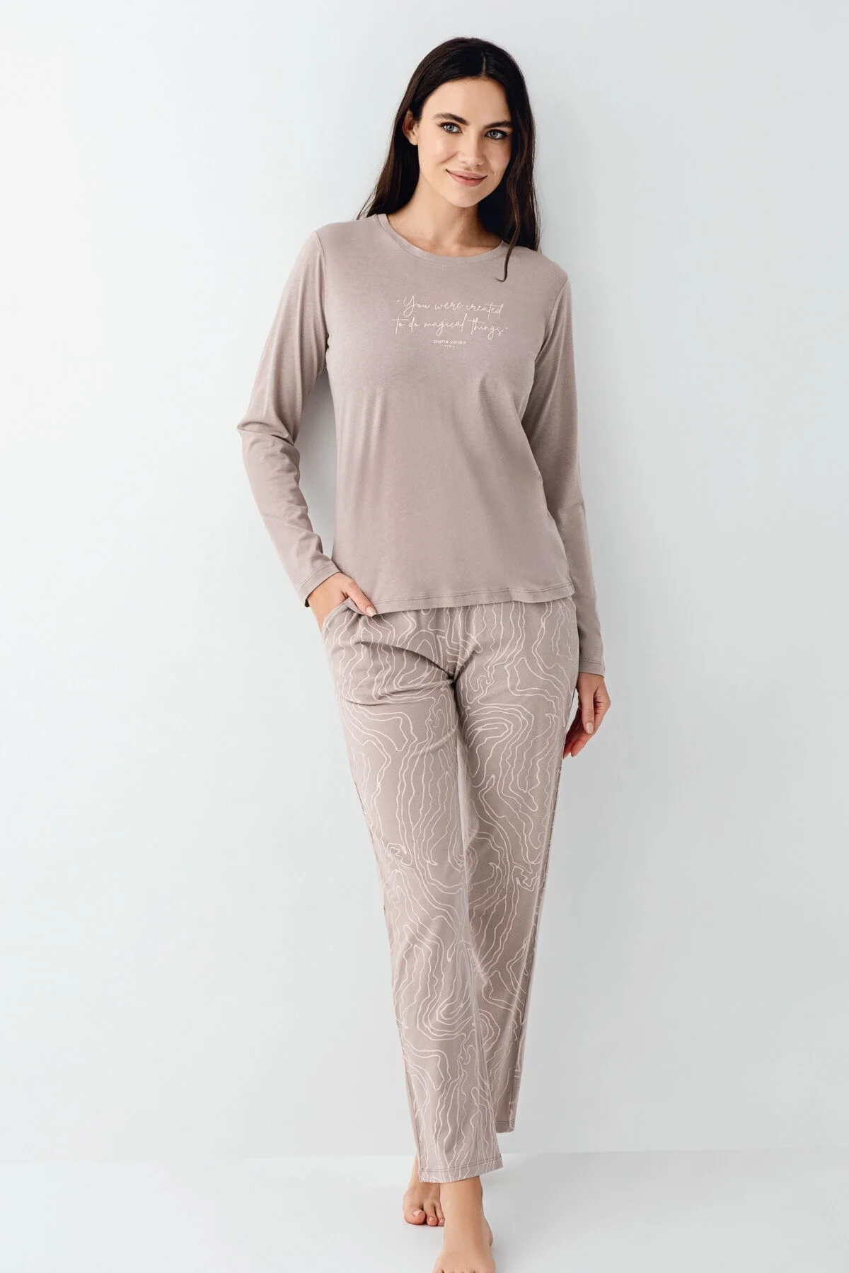Kahverengi Pierre Cardin kadın pijama takımı, uzun kollu üst ve desenli pantolon, rahat uyku iç giyim