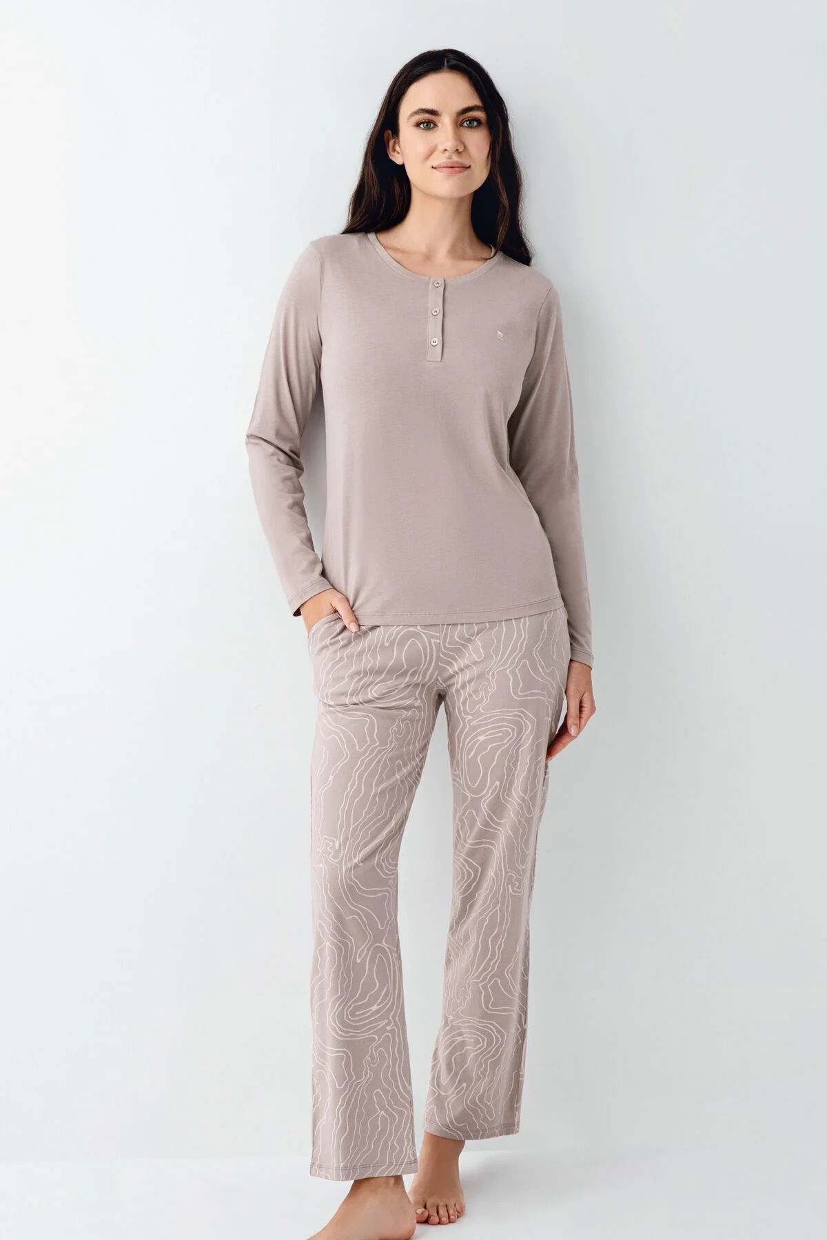 Kahverengi dantelli pijama takımı, kadın pijama seti, Arnetta markası, uzun kollu üst ve desenli pantolon