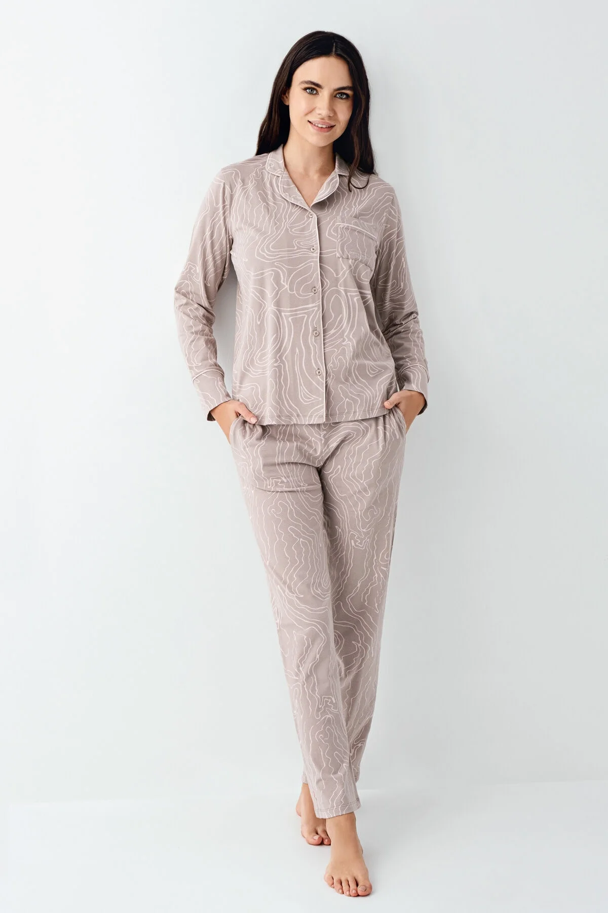 Kahverengi tonlu Pierre Cardin kadın pijama takımı, dantelli yaka ve topografik desen, rahat günlük giyim