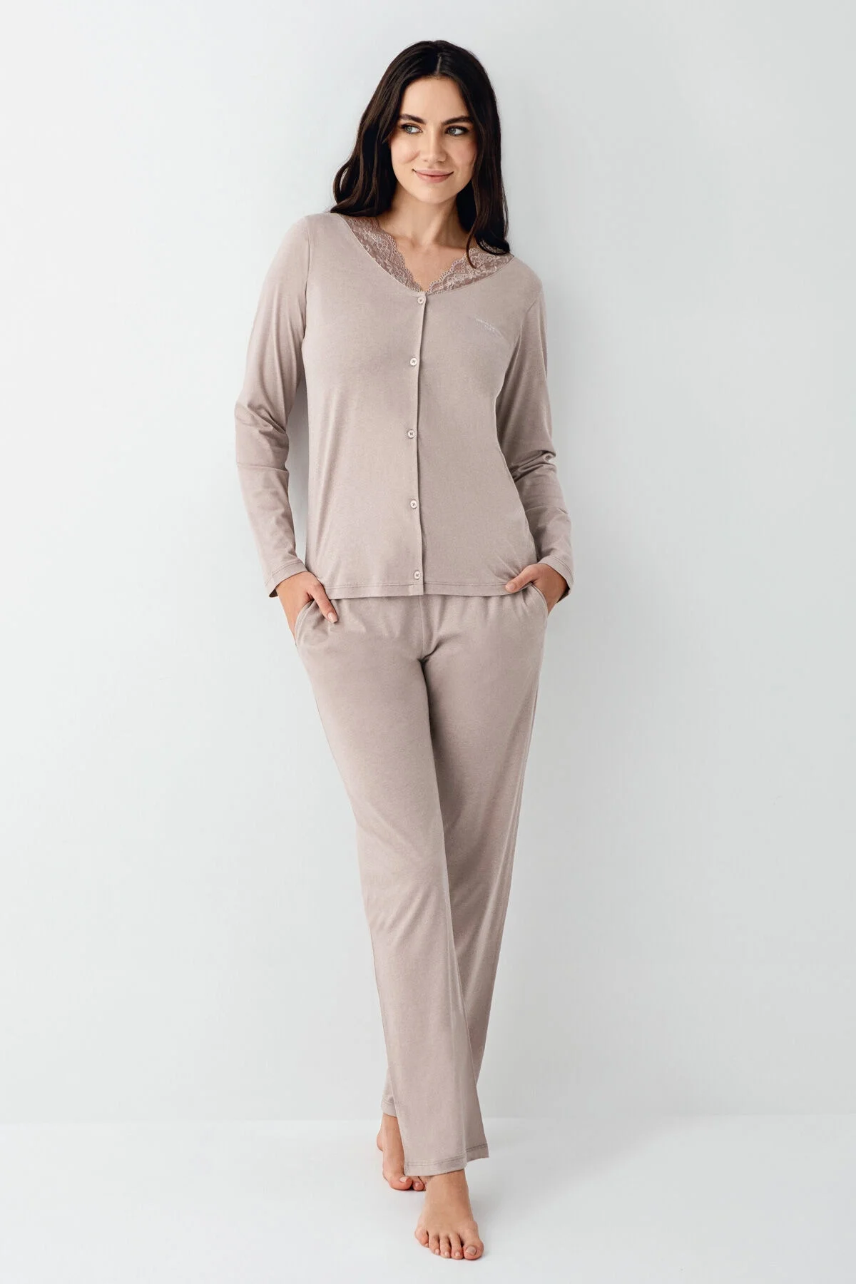 Kahverengi dantelli Pierre Cardin kadın pijama takımı, uzun kollu üst ve pantolon, rahat günlük giyim