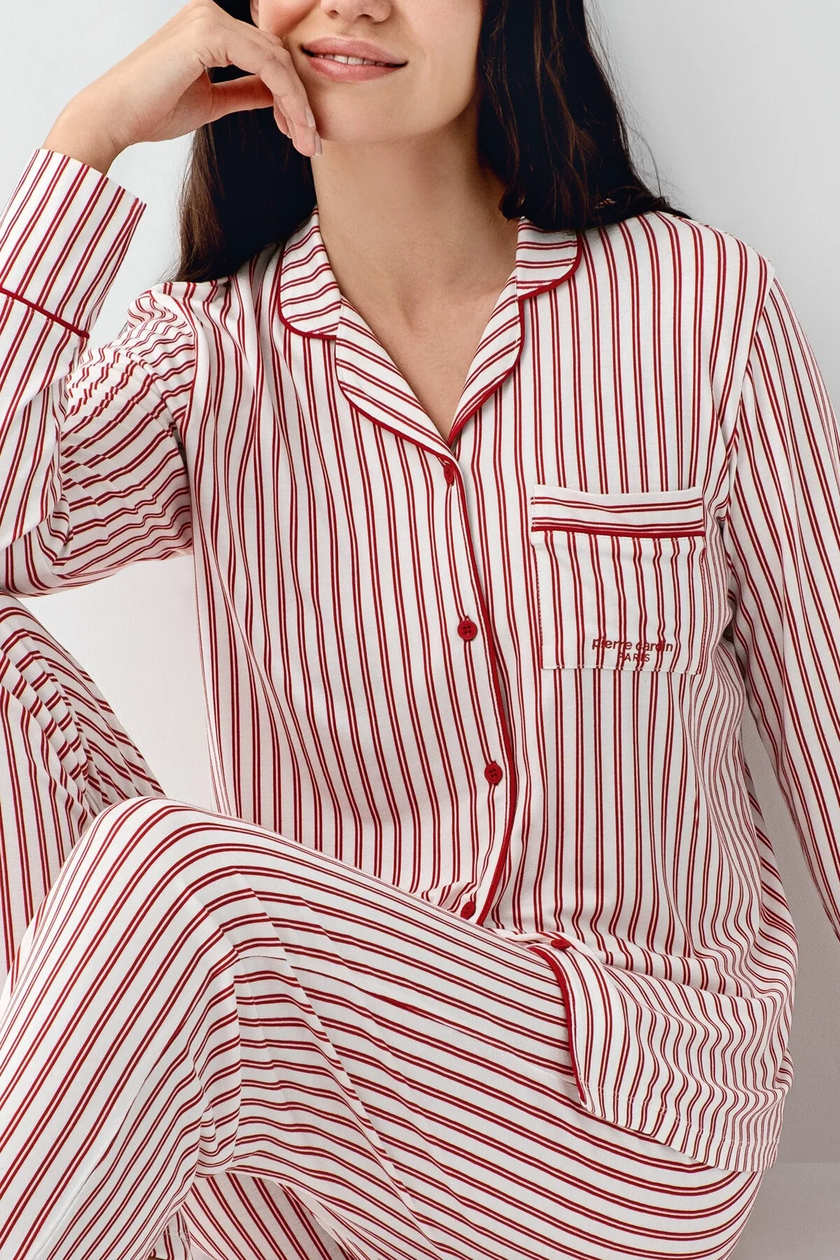 Pierre Cardin kadın kırmızı ve beyaz çizgili pijama takım seti, uzun kollu gömlek ve pantolon, rahat ve stil dolu gece giyimi