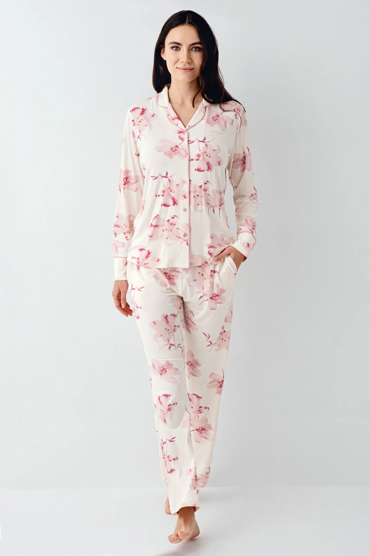 Pierre Cardin kadın krem gömlek pijama takımı, pembe çiçek desenli, uzun kollu, rahat kesim, Arnetta markası, pijama seti