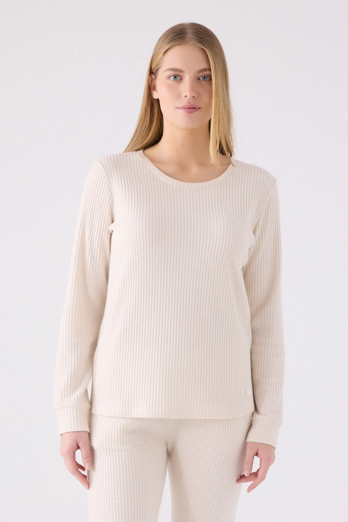 Krem rengi ribbed desenli kadın pijama takımı, uzun kollu üst ve pantolon, rahat ve sıcak iç giyim