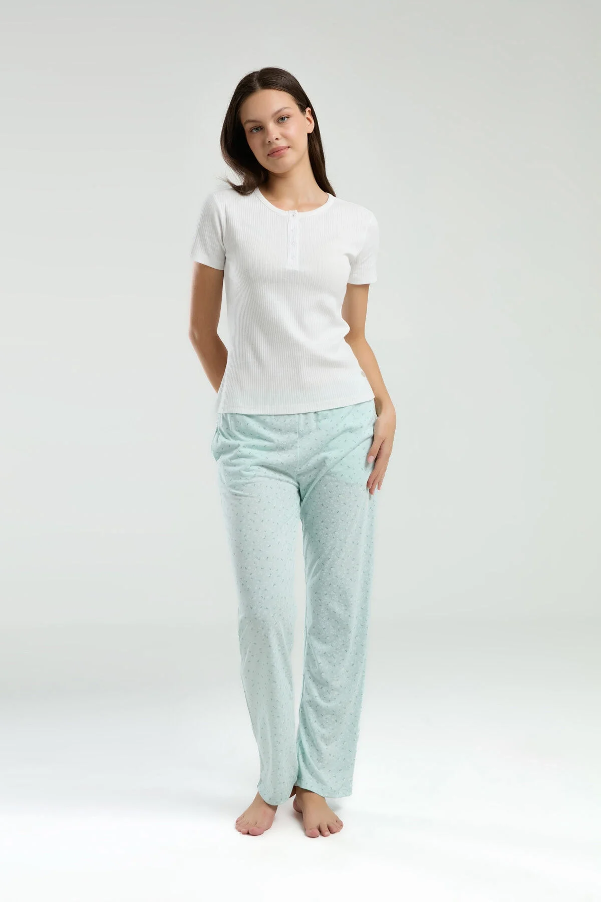 Aşkın beyaz ribbed üst ve mint yeşil çiçek desenli pijama pantolonu, Arnetta marka kadın pijama takımı