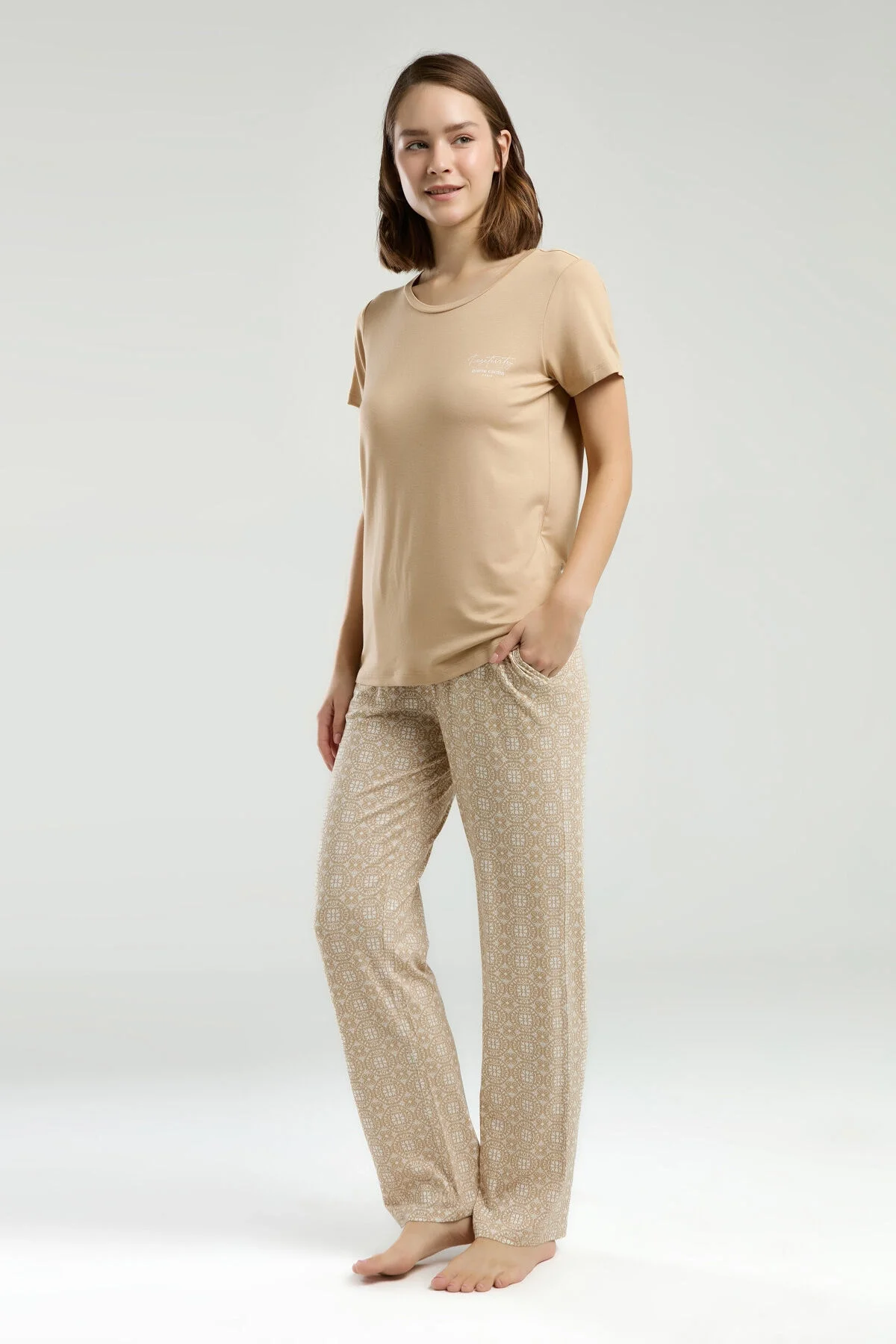 Pierre Cardin kadın krem pijama takımı, desenli pantolon ve basit üst, Arnetta markası, rahat gece giyimi