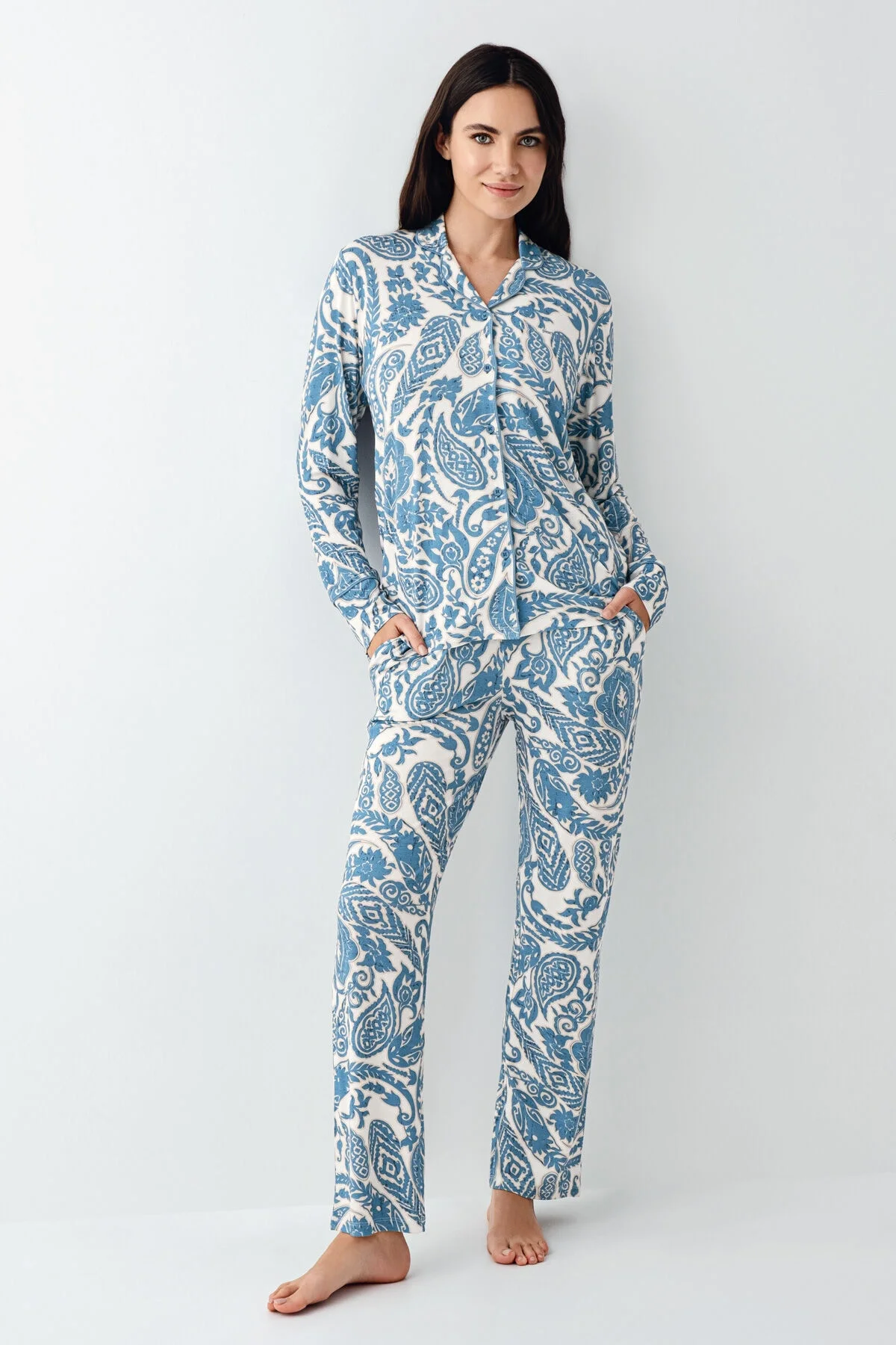 Mavi desenli beyaz Pierre Cardin kadın krem pijama takımı, uzun kollu ceket ve pantolon, rahat kıyafet