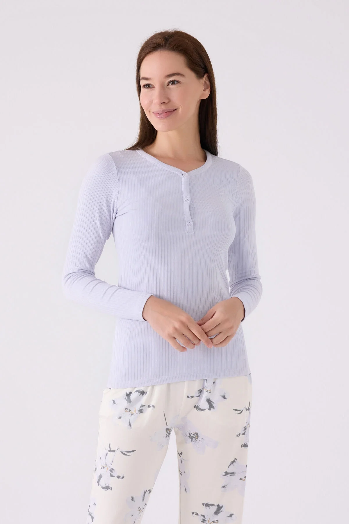 Mavi pijama üstü ve beyaz çiçek desenli pantolonlu kadın pijama takımı, Arnetta markası, rahat günlük giyim