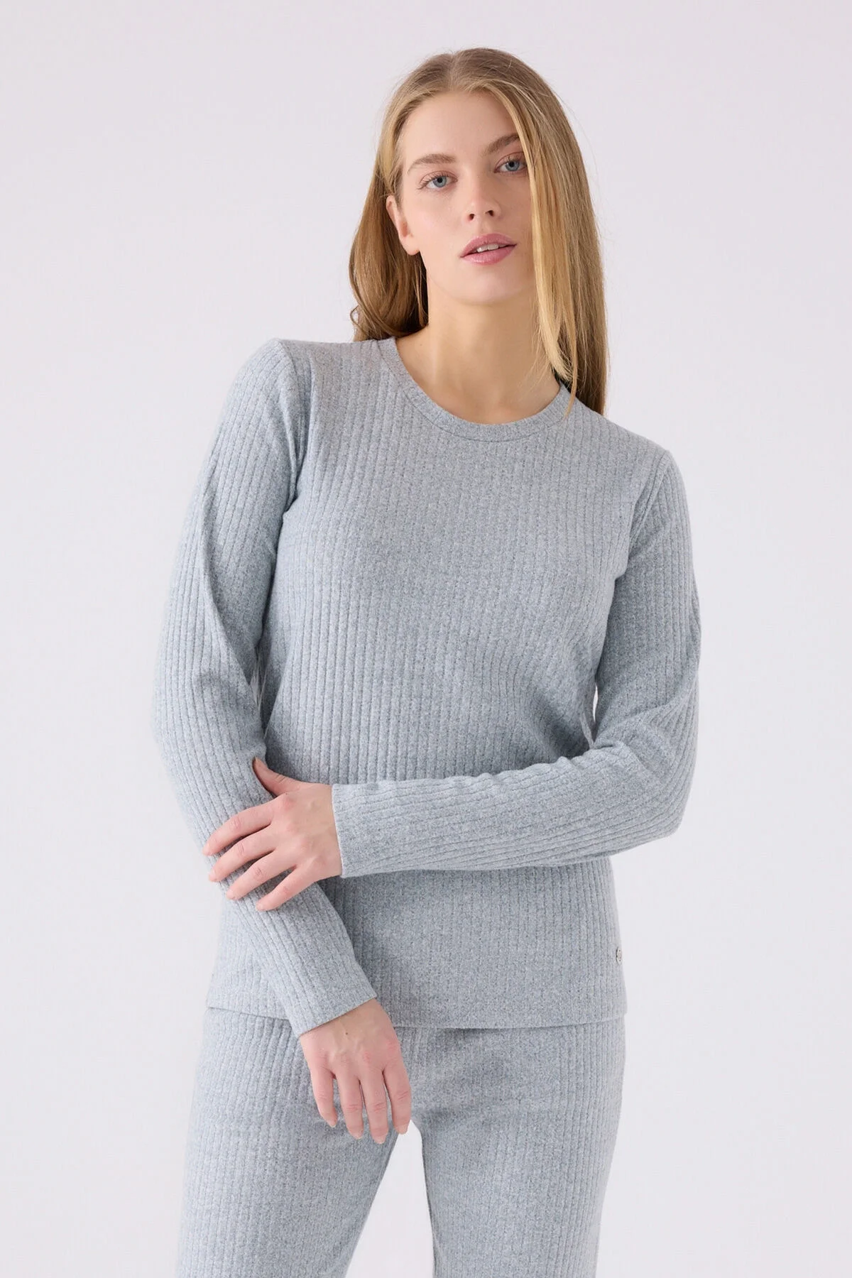 Mavi pijama takımının modeli, ribbed dokulu uzun kollu üst ve pantolon, rahat ve sıcak iç giyim
