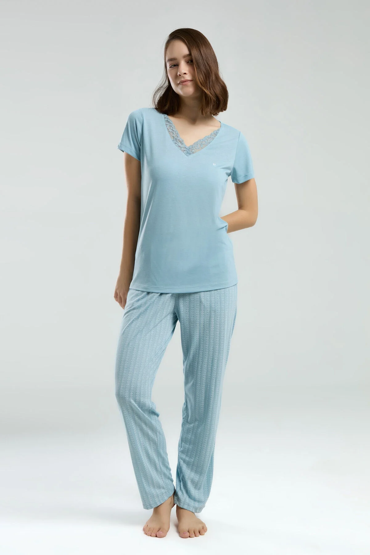 Mavi dantelli pijama üstü ve desenli pantolonlu kadın pijama takımı, Arnetta markası, rahat uyku iç giyim