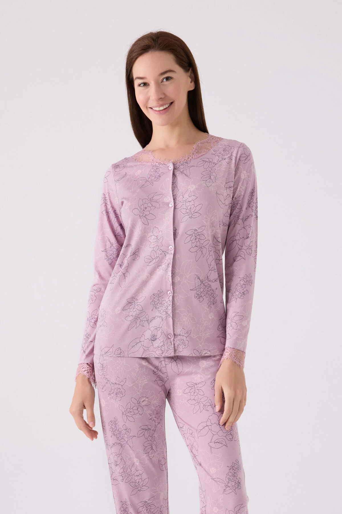 Mor floral desenli kadın pijama takımı, uzun kollu üst ve pantolon, dantel detaylı, rahat uyku giysisi, Arnetta markası
