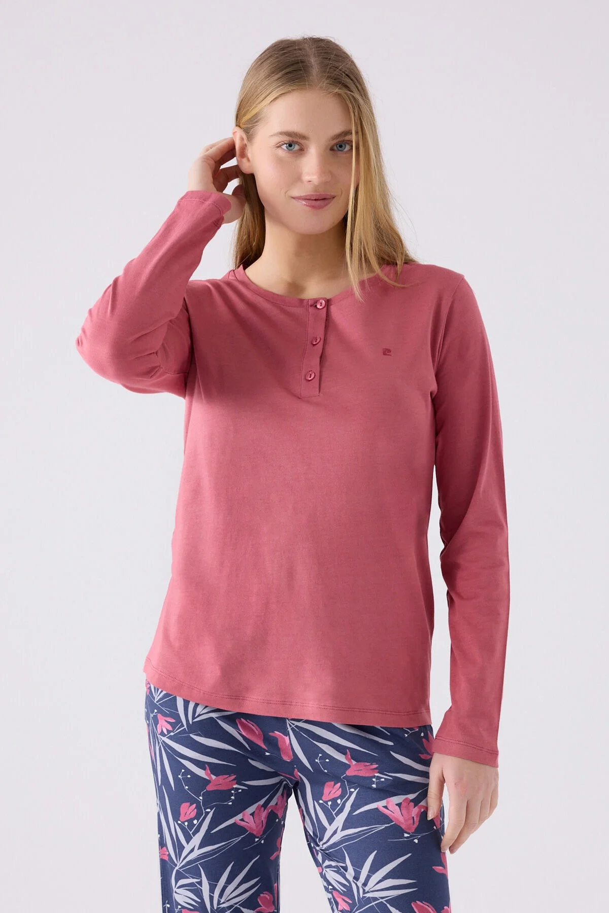 Pembe pijama üstü ve mavi çiçek desenli pantolonlu kadın pijama takımı, Arnetta markası, rahat günlük giyim