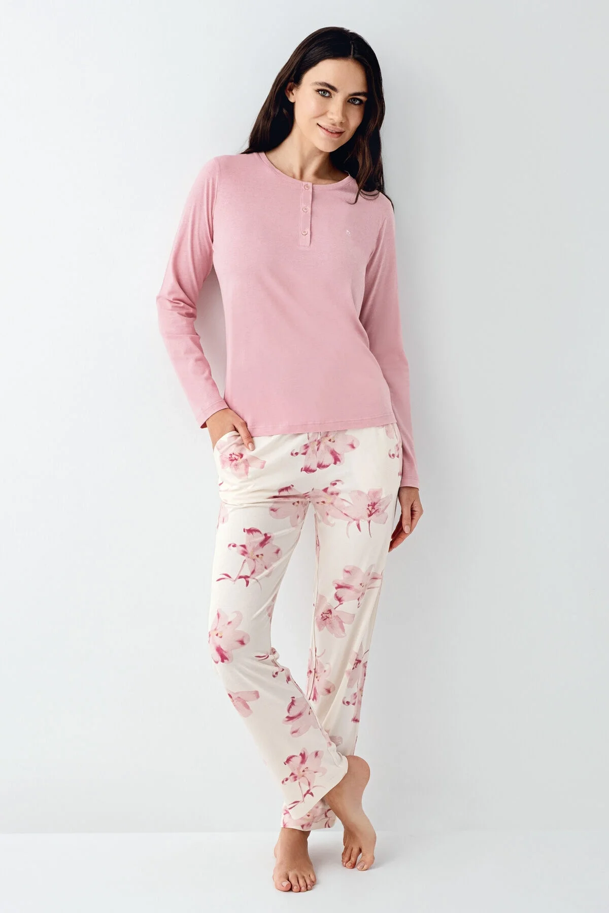 Pembe dantelli pijama üstü ve çiçek desenli pantolonlu kadın pijama takımı, Arnetta markası, rahat uyku giyimi