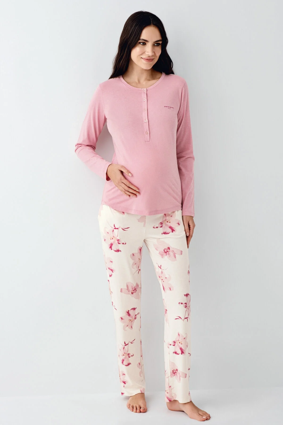 Pembe Pierre Cardin kadın pijama takımı, floral desenli pantolon ve düğmeli üst, rahat uyku iç giyimi